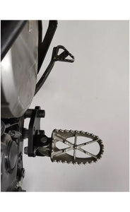 Anclaje bajo apoya pies SUZUKI DR 650 (1996 - UP)