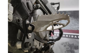 Anclaje bajo apoya pies SUZUKI DR 650 (1996 - UP)