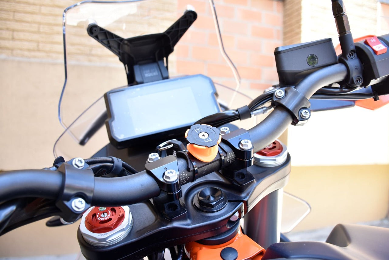 Equipa tu moto con este soporte para móvil tirado de precio en